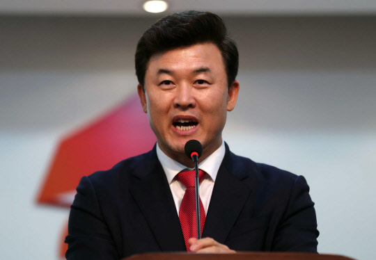 윤영석 자유한국당 의원이 14일 오후 경남 창원시 의창구 자유한국당 경남도당 대회의실에서 열린 '경남도당 핵심 당직자 특강'에서 인사말하고 있다. 연합뉴스